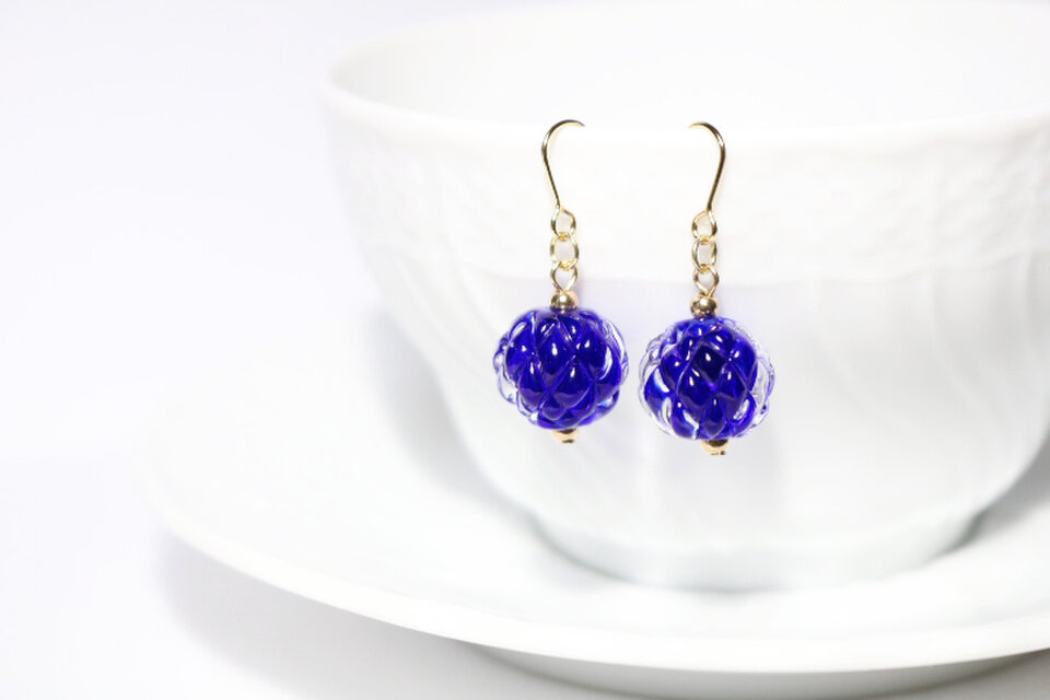 ※長期在庫SALE（15％オフ）とんぼ玉ピアス（菱形格子模様）青