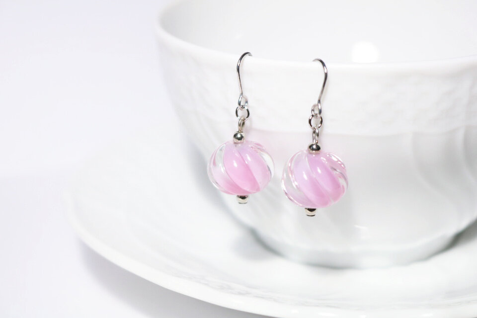 ※長期在庫SALE（15％オフ）とんぼ玉ピアス（蜜柑玉）桃色