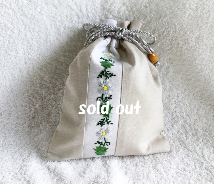 花刺繍の巾着～薄水色の花のライン～