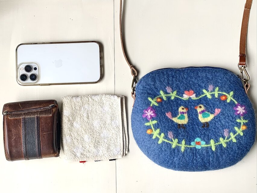 お得品鳥とお花の羊毛刺繍ポシェット（ブルー） ショルダーバッグ