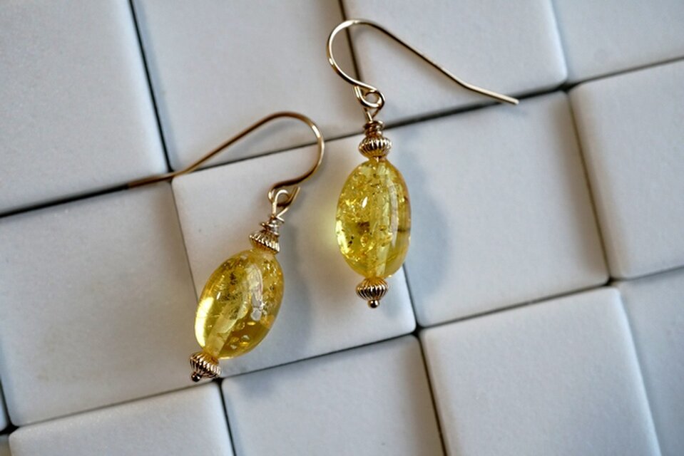 琥珀（イエローカラー）の1粒ピアス・ゴールド（A）