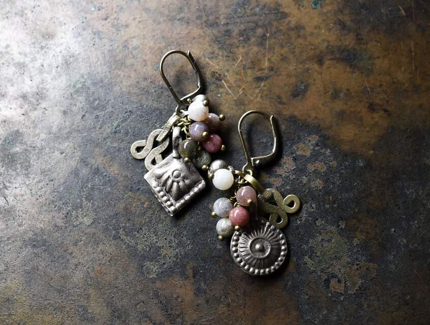 アフガンメタルと鈴、たわわなまん丸ストーンビーズのピアス