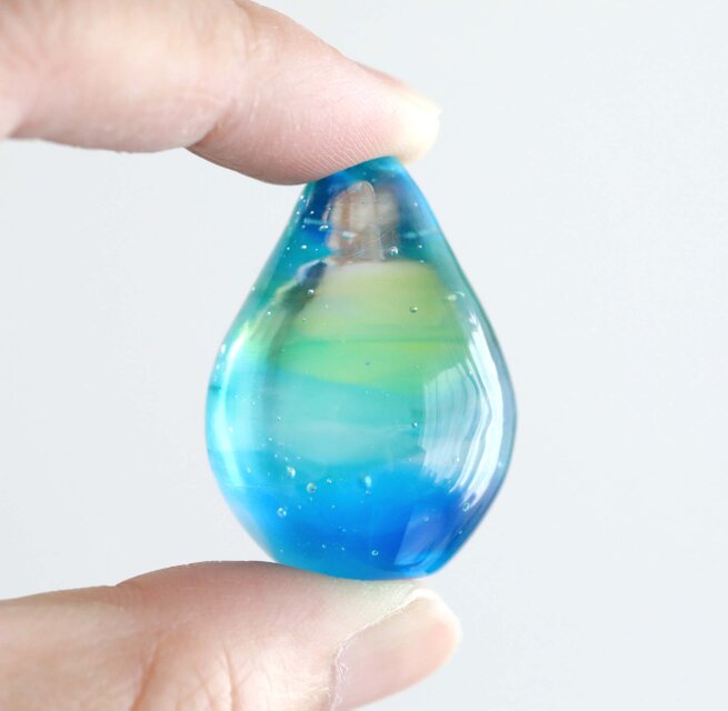 ガラスの雫の小さなオブジェ 「森の清流」 | iichi 日々の暮らしを