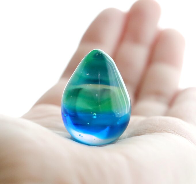 ガラスの雫の小さなオブジェ 「森の清流」 | iichi 日々の暮らしを
