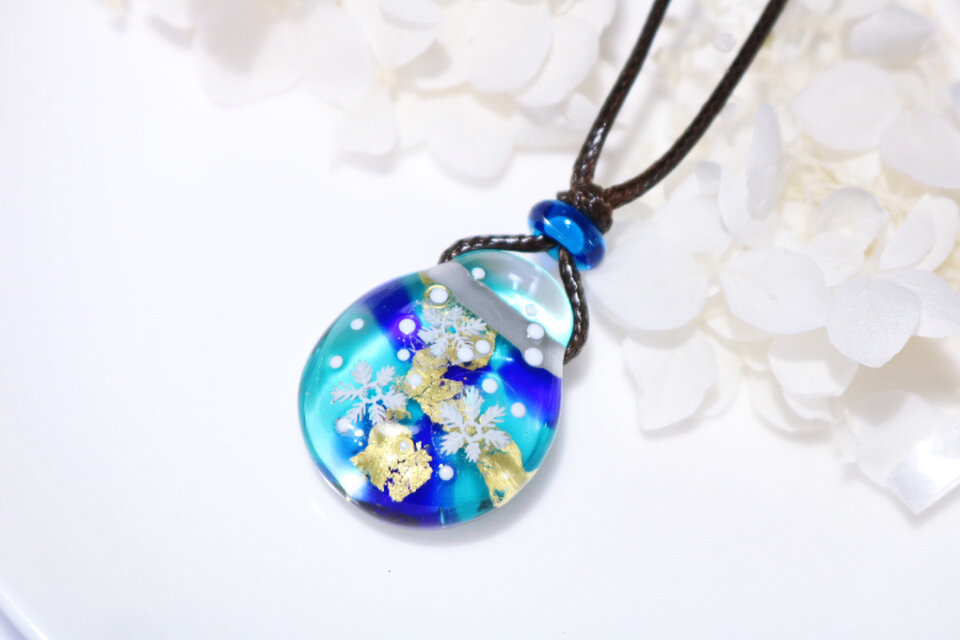 ※期間限定セール‼（11/20まで）※雪の結晶のとんぼ玉ガラスペンダント　金箔入り