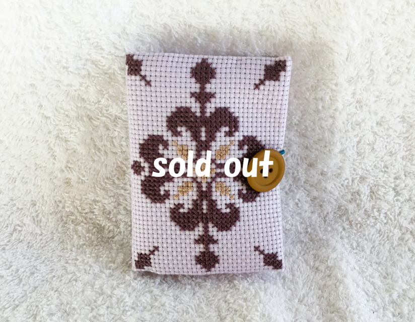 クロスステッチのブック型ニードルケース・ラベンダー