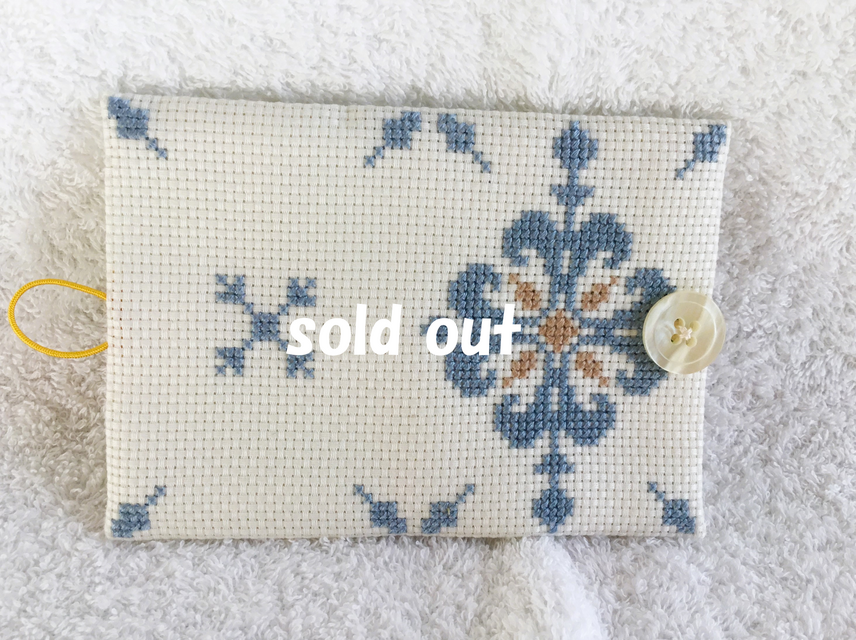 クロスステッチのブック型ニードルケース・オフホワイト