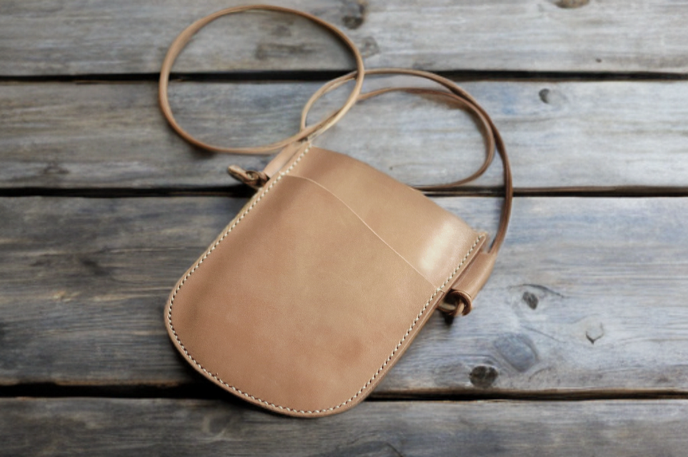本革サドルレザーのシンプルショルダースマホポーチ【受注製作】