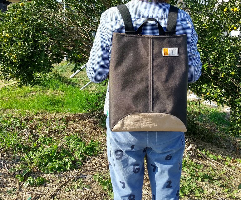 ナイロン黒っぽいカーキリュック