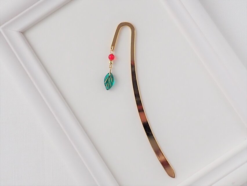 クリスマスカラーの葉っぱビーズのブックマーカー