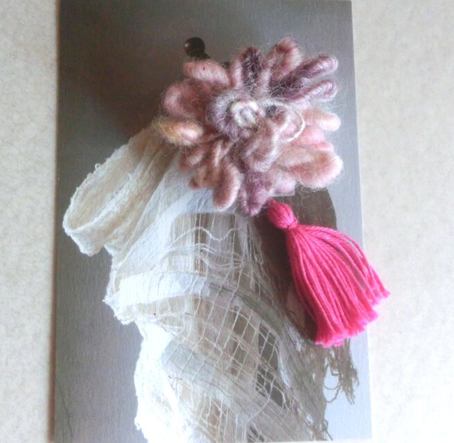 送料が選べる　アートヤーン　お花のブローチ　NO1　クリップ付き