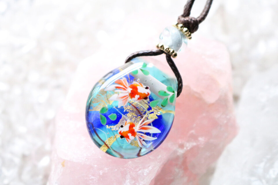 金魚のとんぼ玉ガラスペンダント 金箔入り