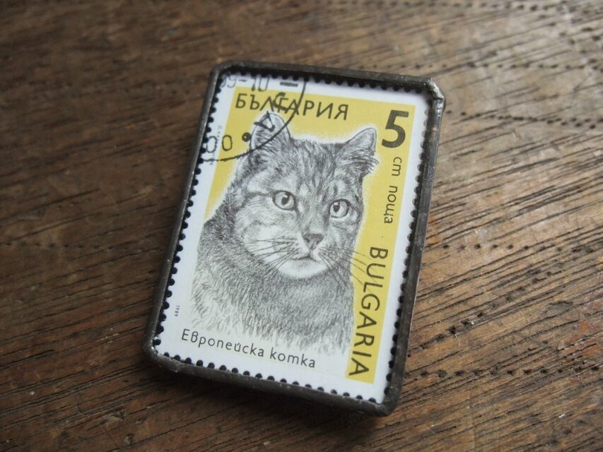 ヴィンテージ切手のブローチ - ブルガリア 猫 黄