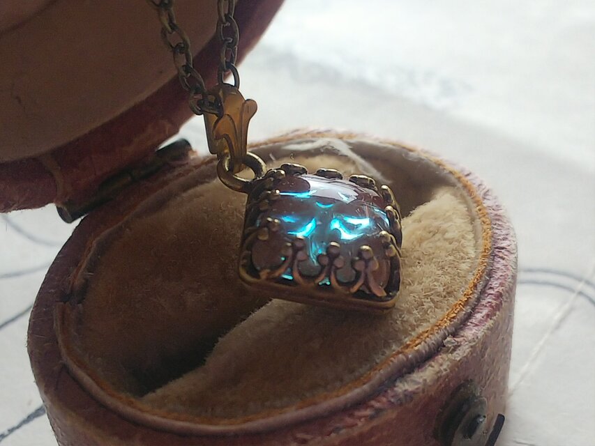 アンティーク サフィレット（スクエア型　8㎜）フルール･ド･リス　クラシカルネックレス