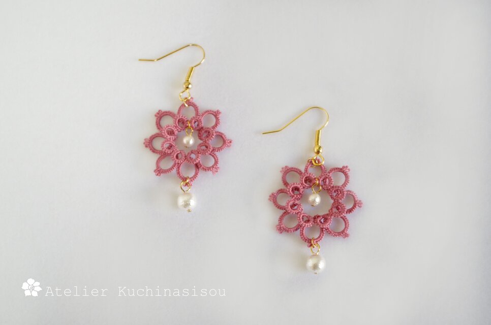 タティングフラワーとコットンパールのピアス〈オールドローズ〉