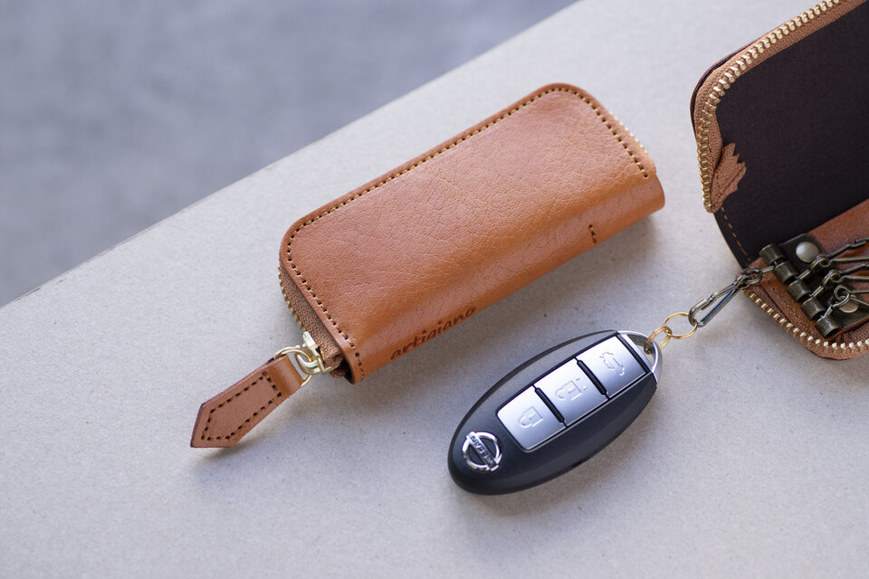 アニリン仕上げのヌメ革で作った4連キーケース　スマートキー　姫路レザー　タンニン鞣し　キャメル　apo-16tw