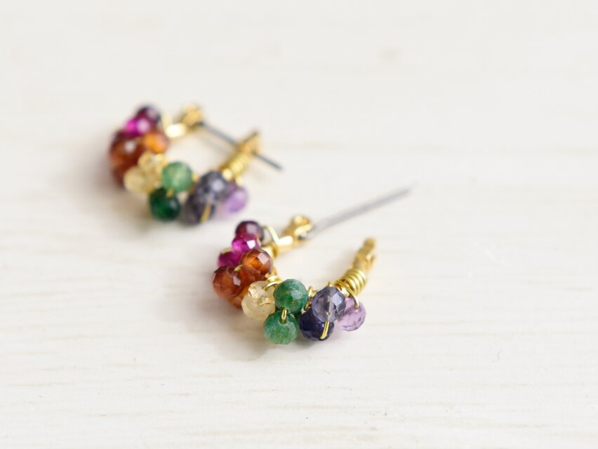 秋冬限定【チタンピアス】虹色 レインボー 天然石／深み くすみカラー