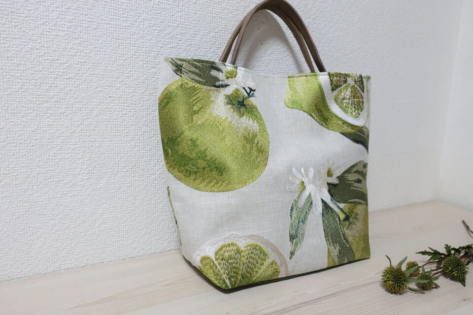 イギリス刺繍柄ライムグリーンＢトートバック