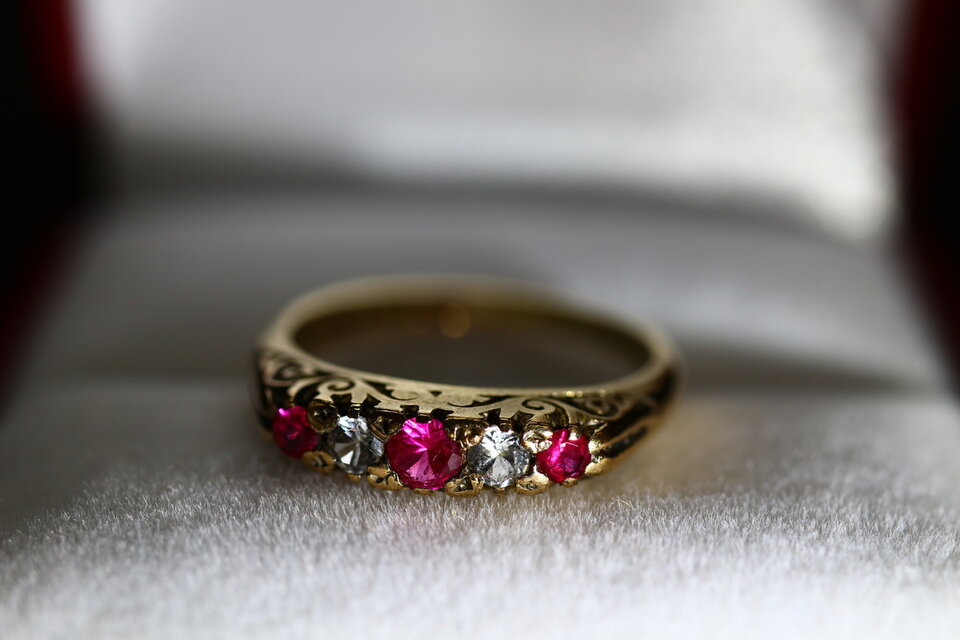 絶品 英国 1985年 ゴールド リング レディース 指輪 ビンテージ ルビー 純金 純金率375 宝石 J13