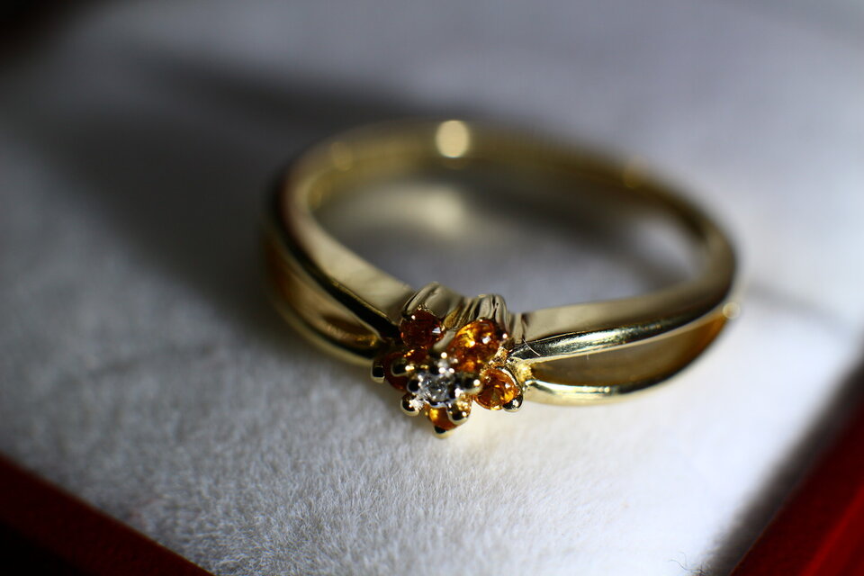 絶品 英国 ゴールド リング レディース 指輪 ビンテージ 天然 ダイアモンド 純金 純金率375 宝石 J21 | iichi  日々の暮らしを心地よくするハンドメイドやアンティークのマーケットプレイス