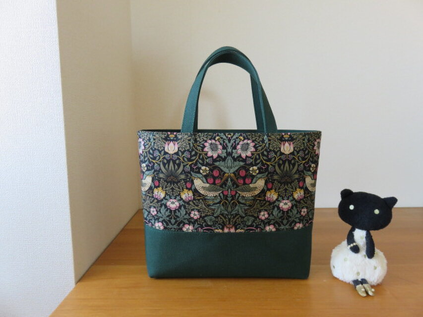 イチゴ泥棒と８号帆布のトートバッグ（グリーン系）