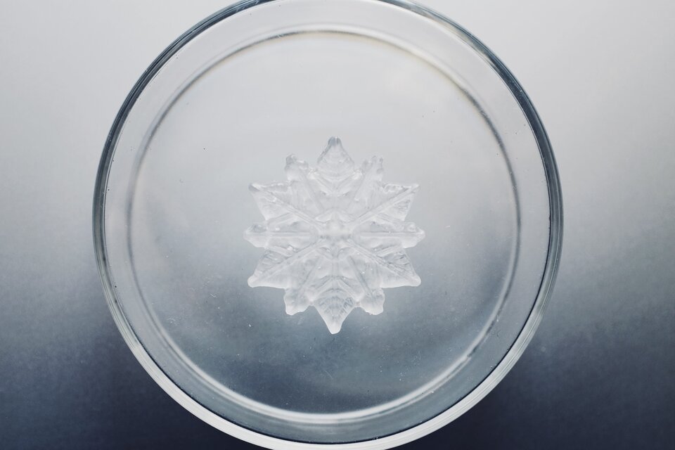 雪、ついてるよ　雪の結晶　ピンブローチ　NO.07