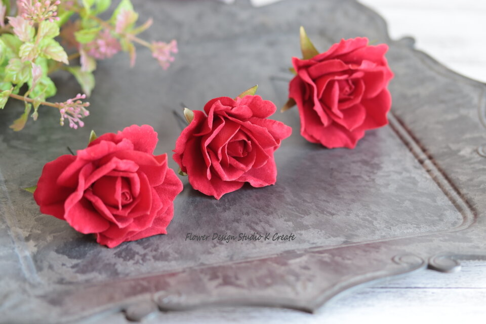 ベロアの赤い薔薇とゴールドのカスミソウのヘッドドレス ウェディング