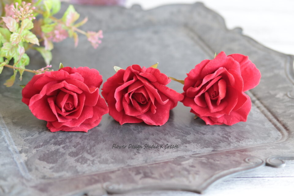 ベロアの赤い薔薇とゴールドのカスミソウのヘッドドレス ウェディング