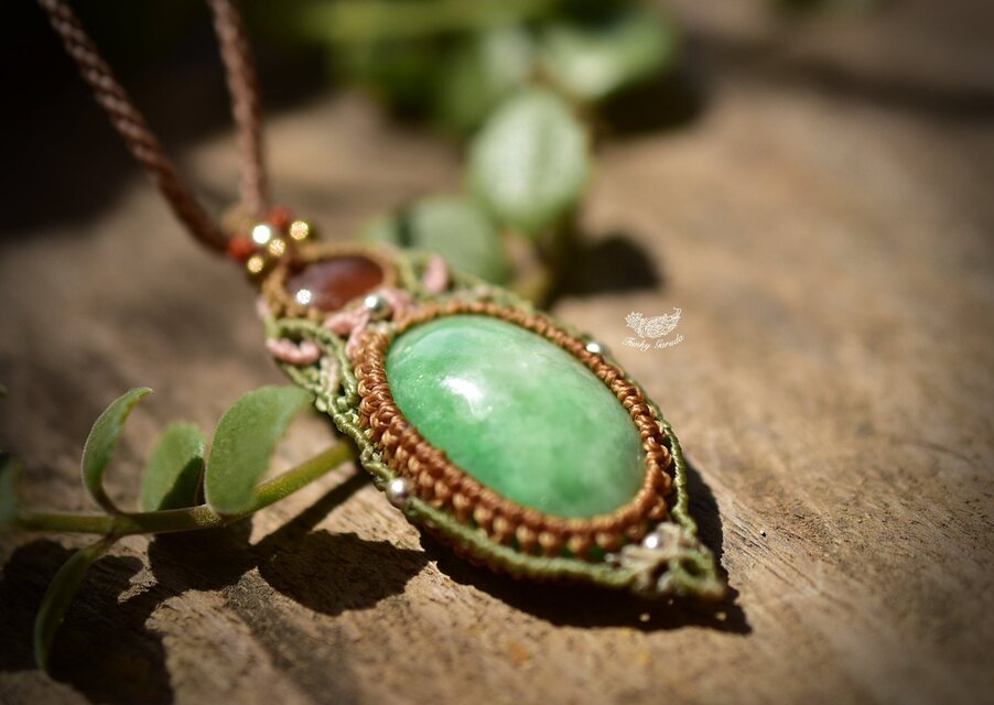 大地と太陽☆サンストーン＋翡翠☆マクラメネックレス808
