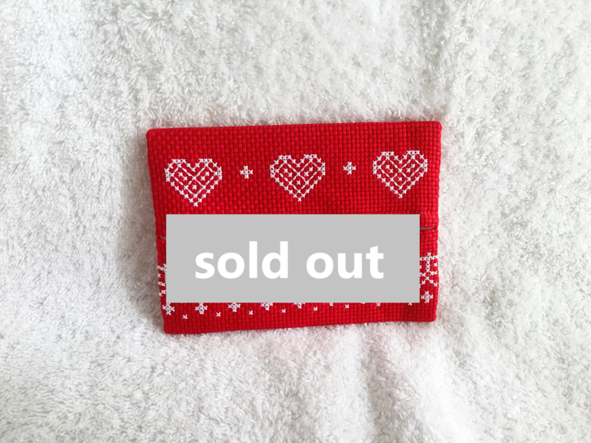 クロスステッチのポケットティッシュケース(ハート柄）・赤