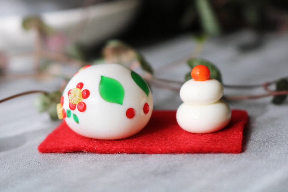 2023年干支　ガラスのうさぎ（梅）と鏡餅　ミニサイズ