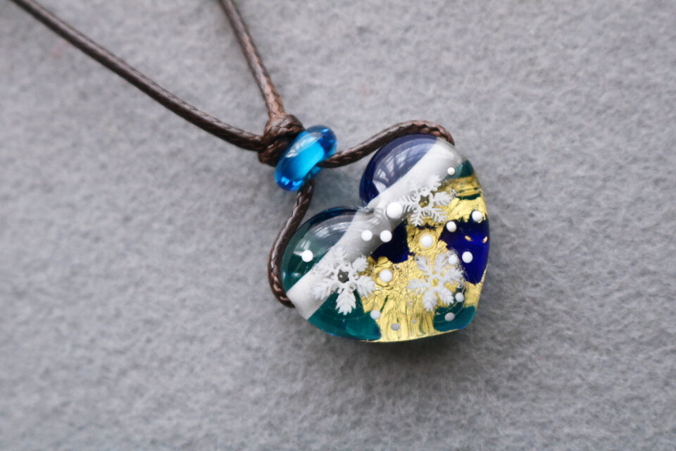 雪の結晶のとんぼ玉　ハート形ガラスペンダント　金箔入り