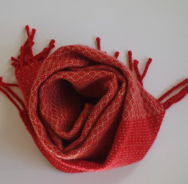 手織りカシミアマフラー・・赤で。