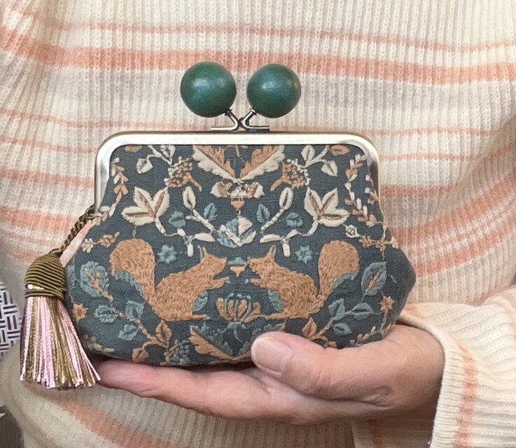 ちょっと訳あり　点と線模様製作所　リスノモリ　大きい木玉親子がま口ミニ財布　