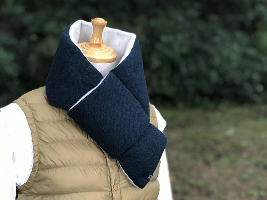 暖をつつむ 純カシミヤコンパクトマフラー　配色：ダークエジプシアンブルー×グレージュ