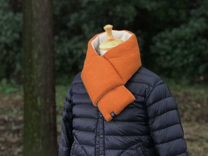 暖をつつむ 純カシミヤコンパクトマフラー　配色：オレンジ×杢ベージュ