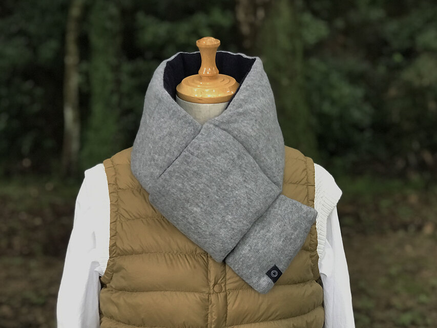 暖をつつむ 純カシミヤコンパクトマフラー　配色：ミディアム杢グレー×ネイビー