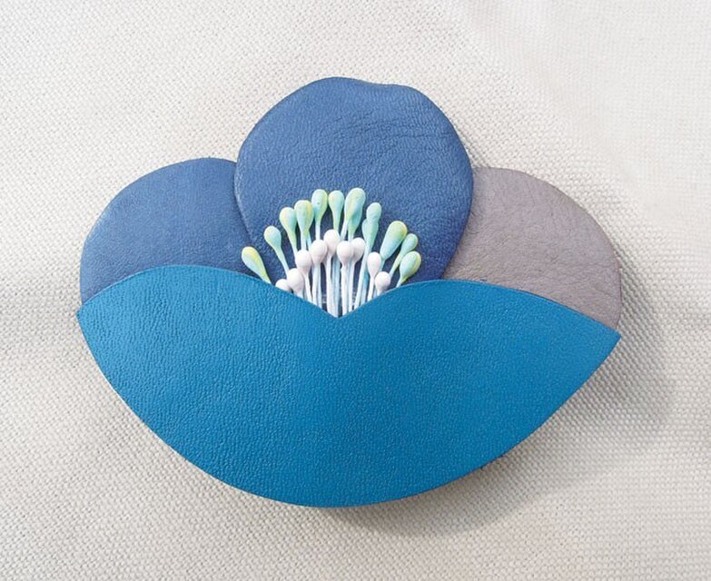 レザーフラワーブローチ・Tubaki (ブルー）