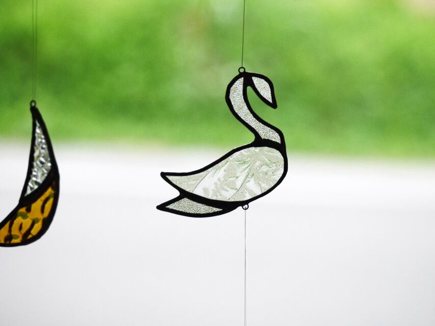ステンドグラス 白鳥と月のオーナメント | iichi 日々の暮らしを