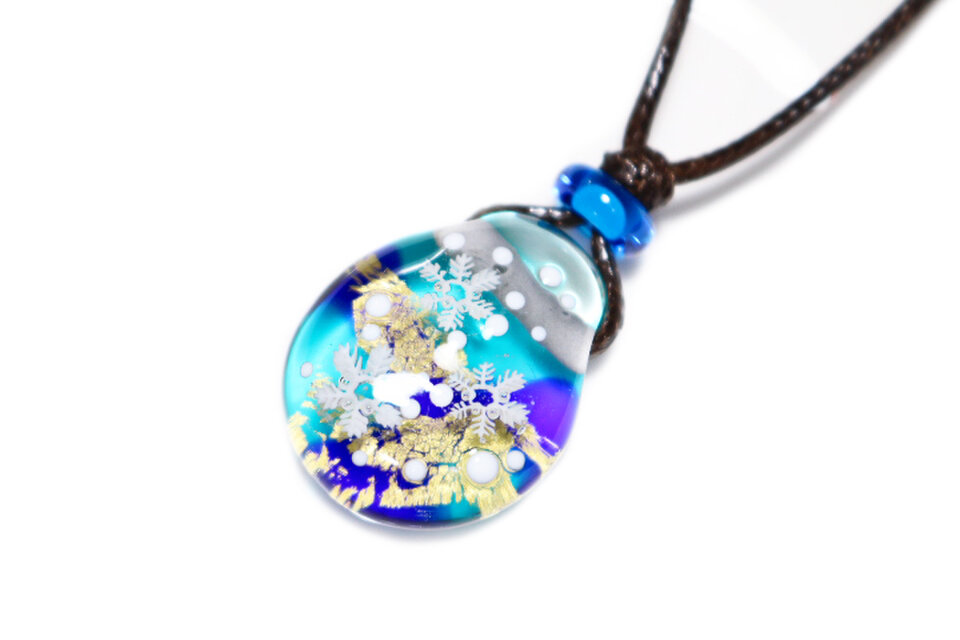雪の結晶のとんぼ玉ガラスペンダント　金箔入り