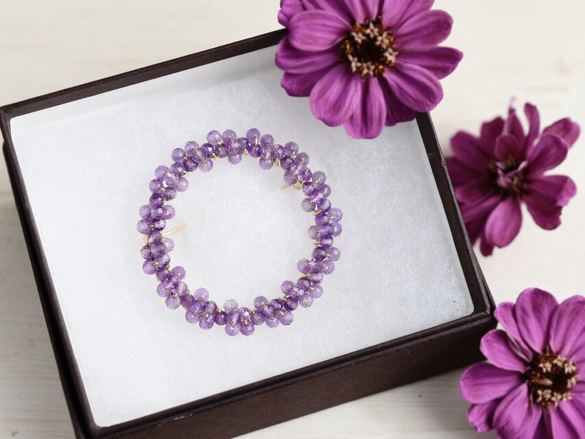 【ブローチ・Mサイズ】スターチスやラベンダーの紫色 アメジスト リース／喜寿祝い・古希祝いにも