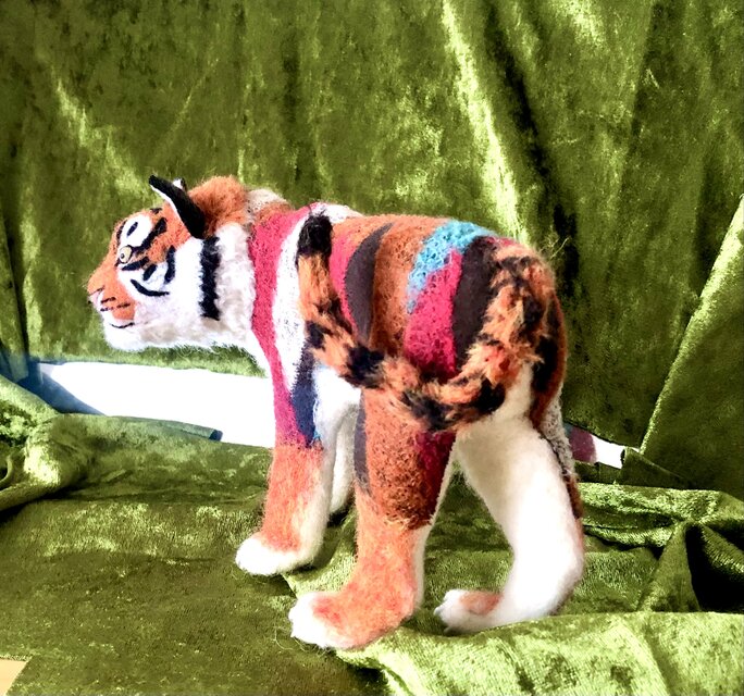 ゆか　羊毛フェルト　全身オーダー 羊毛フェルトのカラフルタイガー | iichi 日々の暮らしを心地よくする