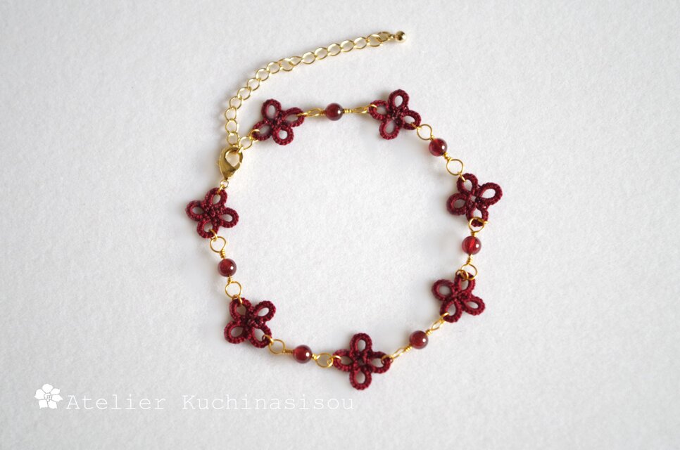 【受注製作】［1月誕生石］タティングレースの小花とガーネットのブレスレット