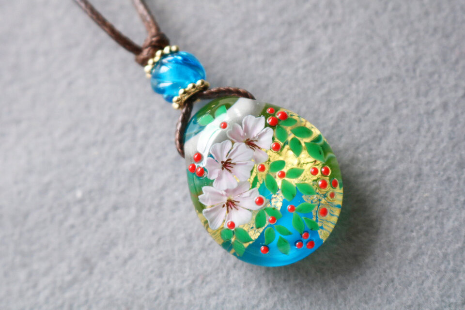 ☆オフシーズンSALE☆桜と南天のとんぼ玉ガラスペンダント　金箔入り