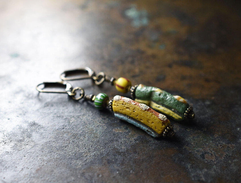 モザイク模様ローマングラスとグリーンシェブロン＆カンネビーズのアンシメトリーピアス