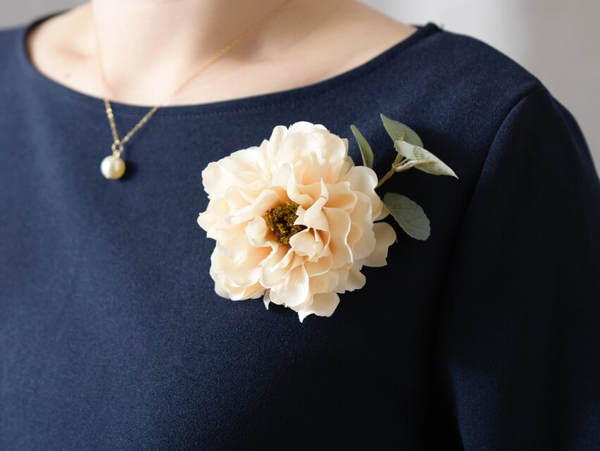 【コサージュ・ブローチ】アンティーク・ヴィンテージなピンクベージュの花とユーカリの葉