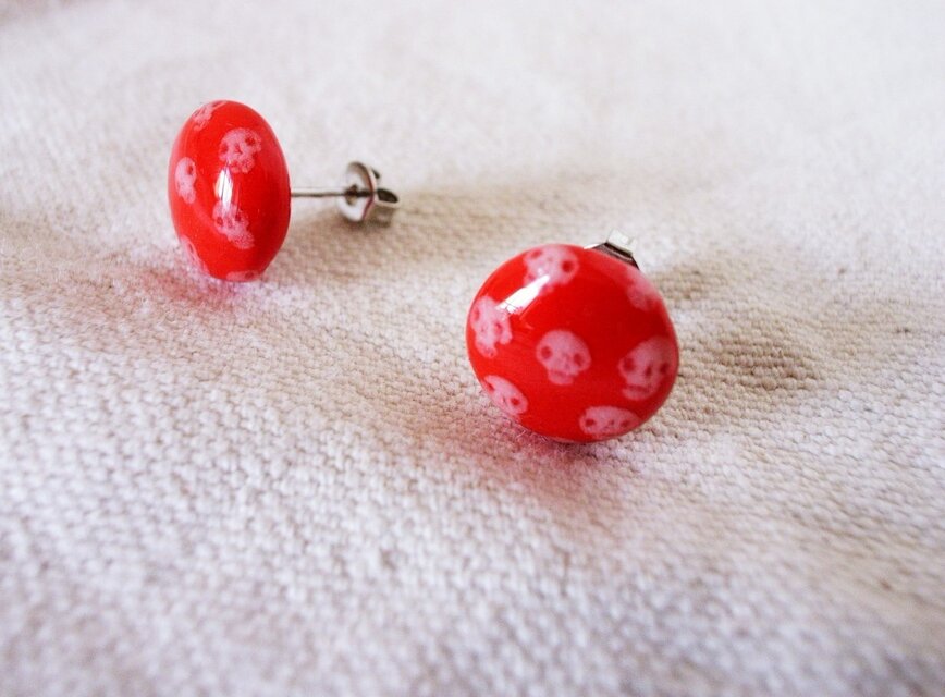 ガイコツドットのピアス赤
