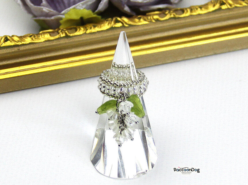 小花揺れる８花のリング【白花アクリルベルフラワー/プレシオサ/チェコリーフ ビーズリング】《ビーズアクセサリー》