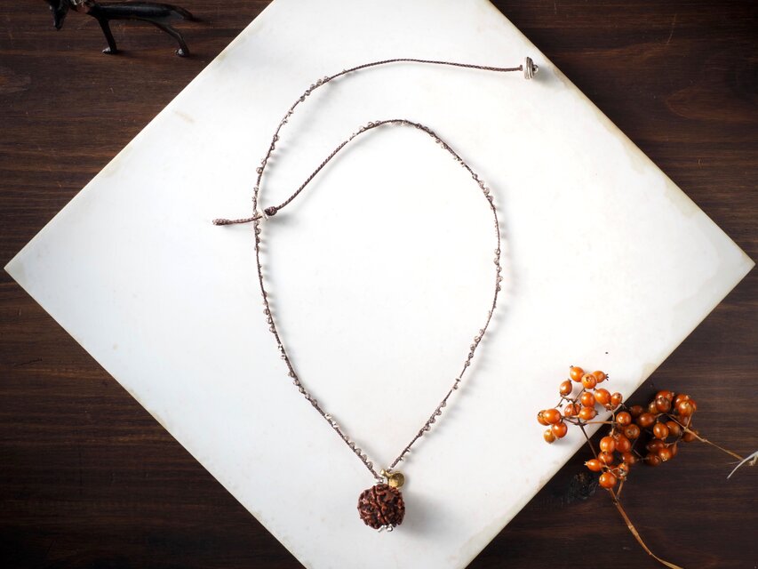 ルドラクシャ カレンシルバー 真鍮チャーム 編み込み セミロングネックレス