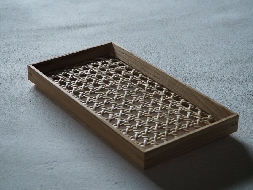 ラタンのトレイ　《文具・眼鏡・アクセサリー・鍵などを置くのにちょうどよいトレイ》